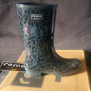 Womens Roma size 6 leopard print rain/water boots